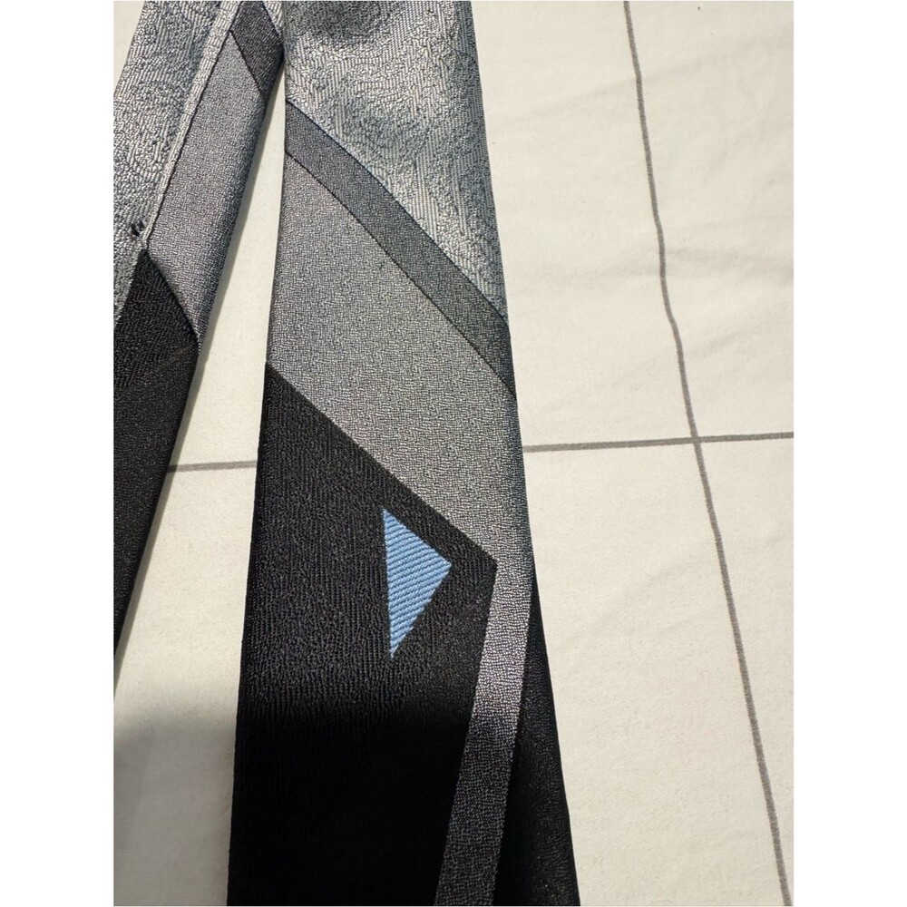 Men’s black and gray patterned tie - Picture 2 of 3